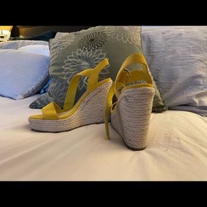 Yellow strap wedges